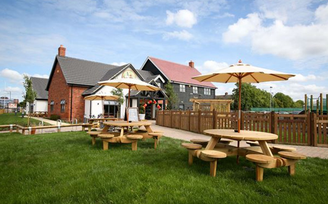 pipe major pub outside seating east london barking